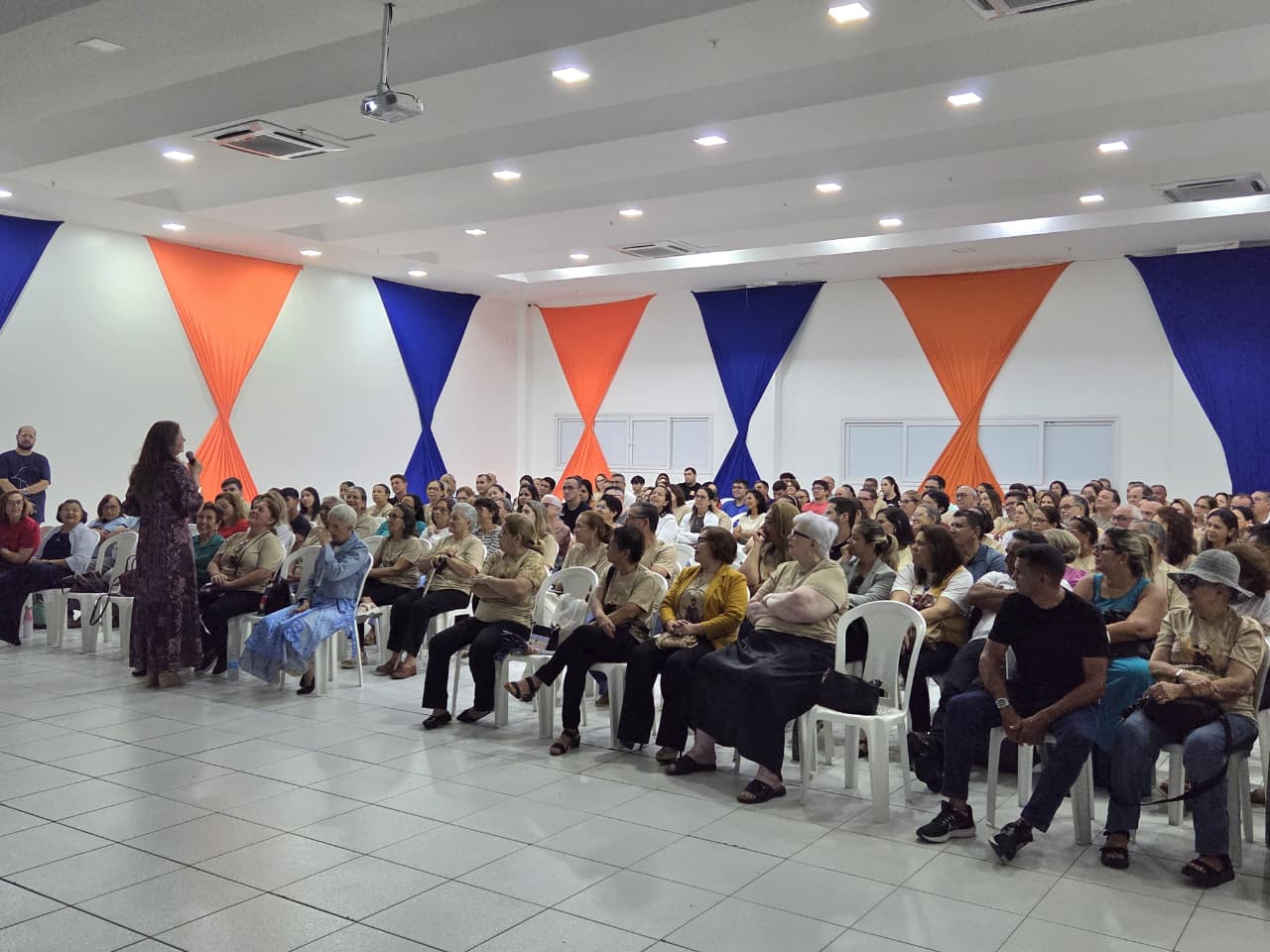 Cristina Hahn em palestra